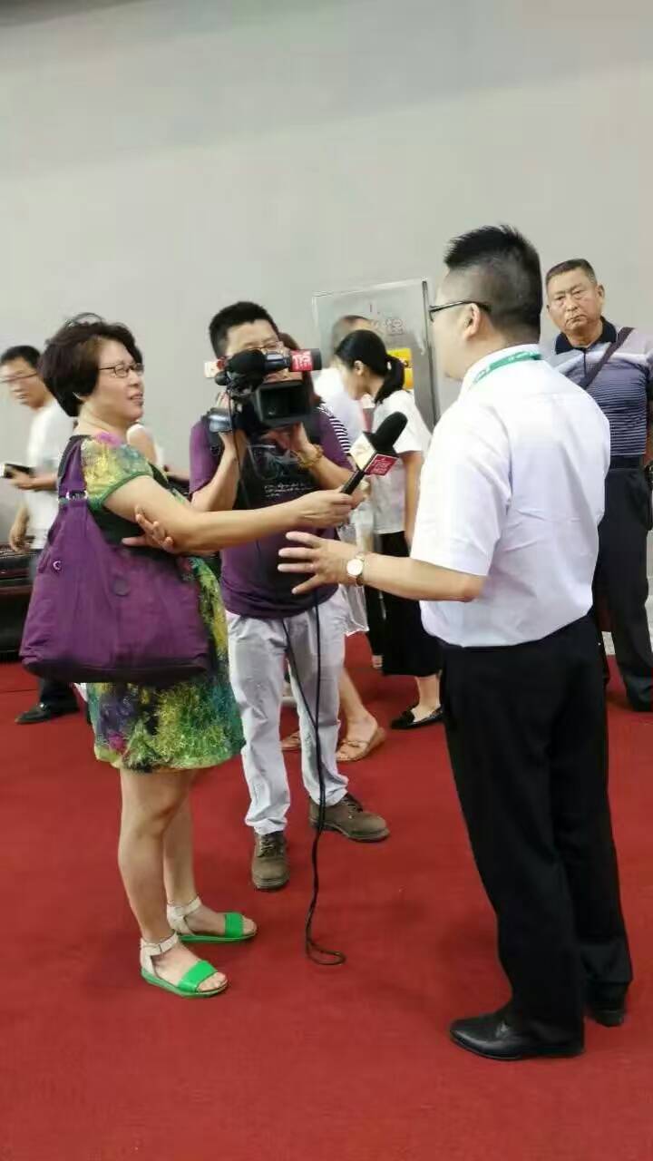 广东电视台正在采访水蜜桃视频在线免费化工总经理张总