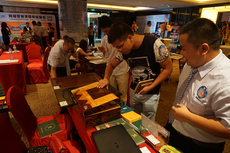 水蜜桃视频在线免费化工为参展客户讲解产品