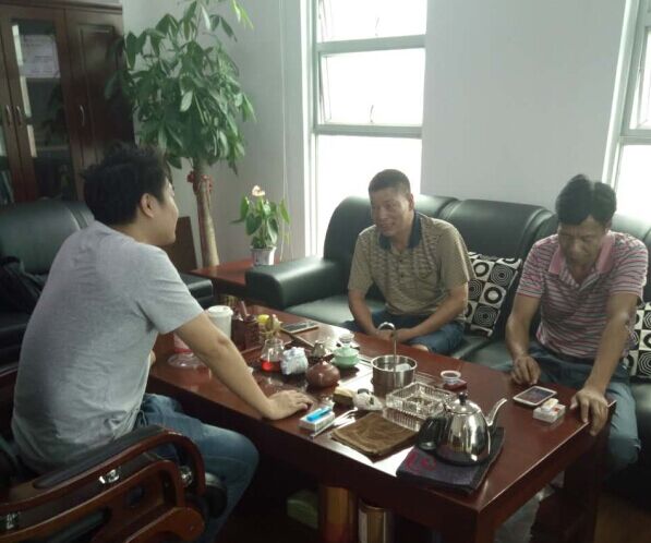 水蜜桃视频在线免费化工业务苏经理(左)与江西南康客户(右)