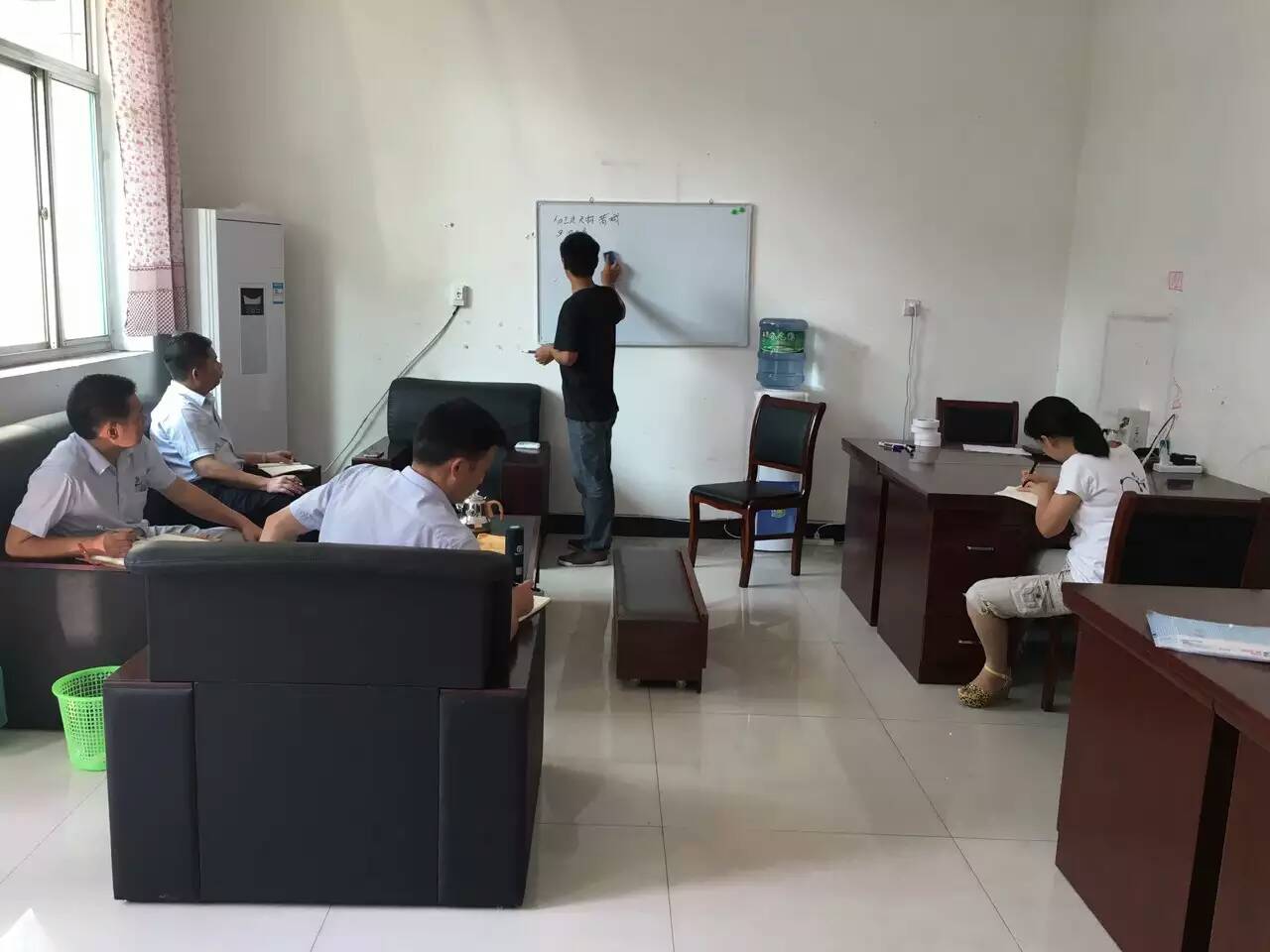 戴老师为水蜜桃视频在线免费外省业务经理进行经销商服务培训