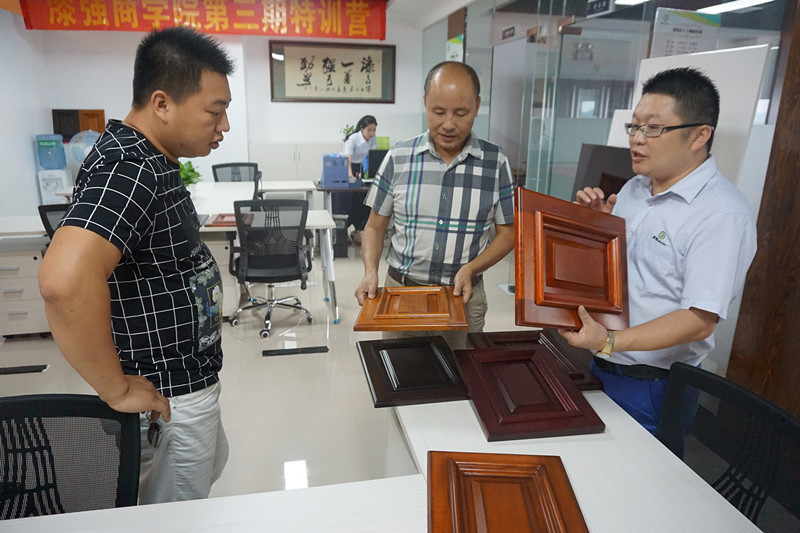 李会长和周理事被水蜜桃视频在线免费水性漆所做的产品效果所吸引