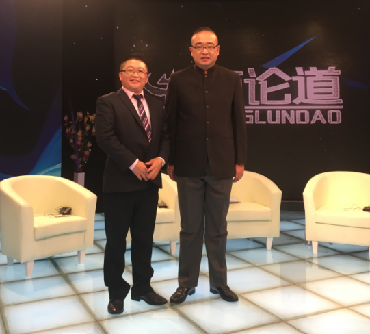 水蜜桃视频在线免费总经理：张文(左)和央视主持人：朱轶(右)合影