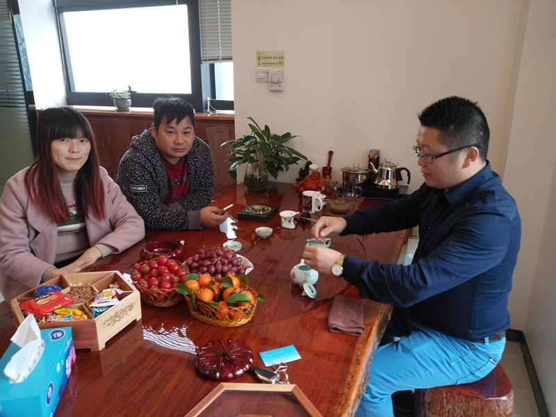 福建泉州陈总（左一）、曾总（左二）和水蜜桃视频在线免费化工总经理张文（右一）